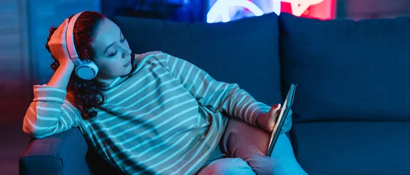 Raport Future Mind: AI coraz śmielej wchodzi do życia prywatnego Polaków
