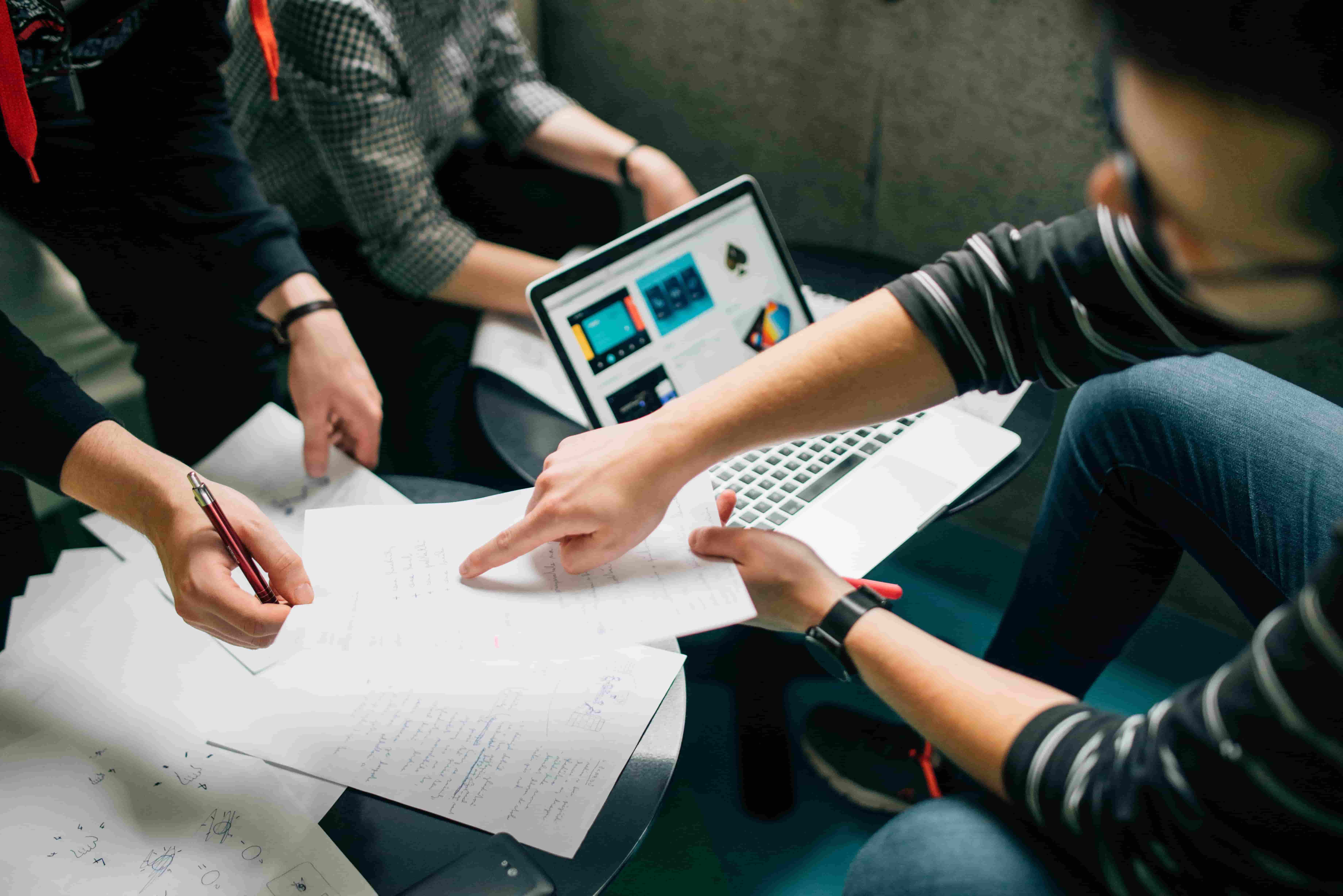 Pros and Cons of In-House and Outsourcing Software Development (Updated)